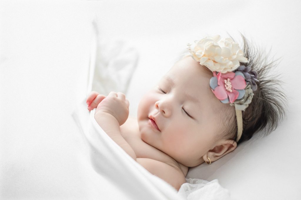 Pourquoi faire appel à un photographe spécialiste pour votre séance photographie de nouveau-né ?