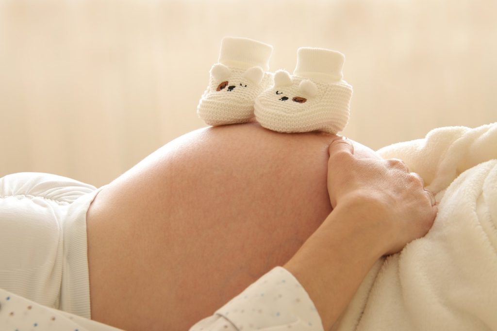 Raisons pour réserver sa séance photographe grossesse à domicile
